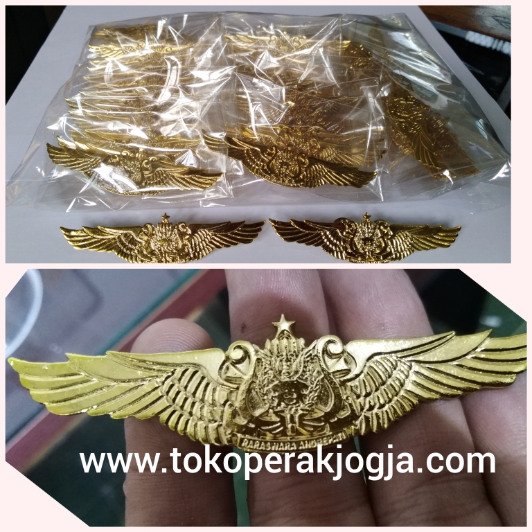 pin tni, pin silver, pin wing, pin bintang, pin penerbangan, pin star, pin silver, pin dprd, pin korpri, pin air lines, pin bintang, pin emas, pin paladium, pin perak, evolet, tanda pundak, kalung rektor, kalung wisuda, lencana tanda jasa, medali, emblim, 